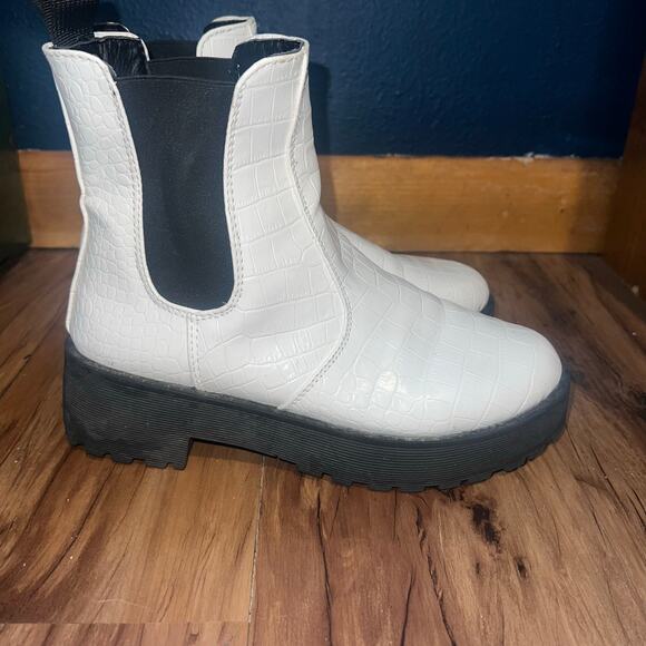 White Croc Embossed Chelsea Boots Chunky Platform Ankle Booties Size 7 - Picture 5 of 13
